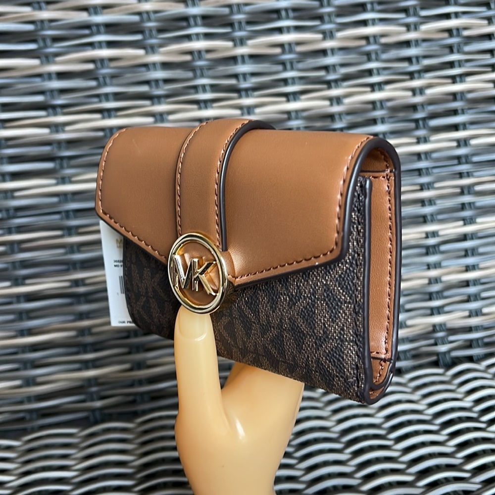 MICHAEL KORS CARMEN MEDIUM LOGO AND FAUX LEATHER WALLET BROWN